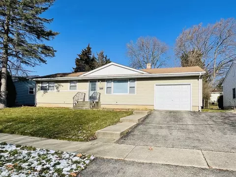 110 W James Way, Cary, IL 60013