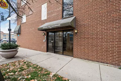 6400 N Sacramento Ave #103, Chicago, IL 60645