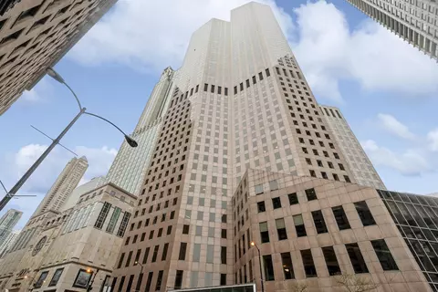 950 N Michigan Ave #5601, Chicago, IL 60611