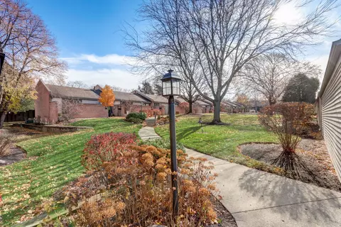 550 E Main St #2E, Barrington, IL 60010 photo 2