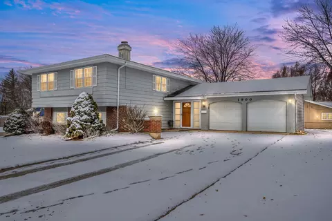 1900 Chippendale Rd, Hoffman Estates, IL 60169