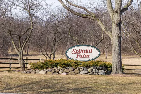 39 W900 Prunetree Ln, Saint Charles, IL 60175