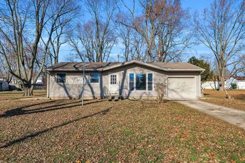 1045 Eastview Dr, Paxton, IL 60957