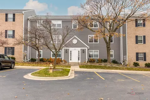 122 E Winchester Rd #E, Libertyville, IL 60048