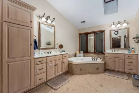 Bath - 2525 E 1669th Rd, Ottawa, IL 61350 photo 3 of 6