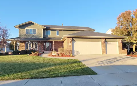 8560 Hollybrook Ln, Tinley Park, IL 60487