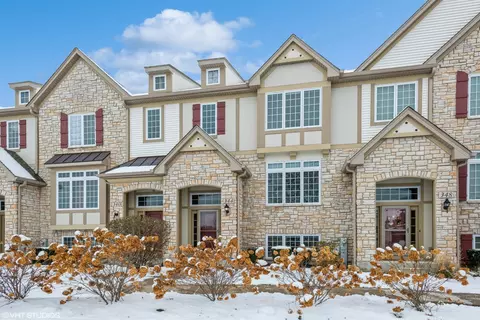 344 Castle Cir, Carol Stream, IL 60188