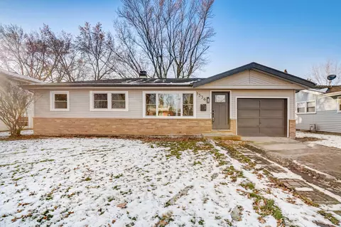 1336 Blackhawk Dr, Elgin, IL 60120