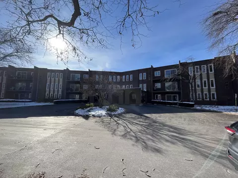 1500 Sandstone Dr #305, Wheeling, IL 60090