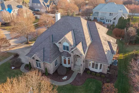 531 Waters Edge Dr, South Elgin, IL 60177