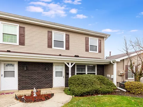 1309 Kingsbury Dr #B, Hanover Park, IL 60133