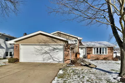 301 Canyon Trl, Carol Stream, IL 60188