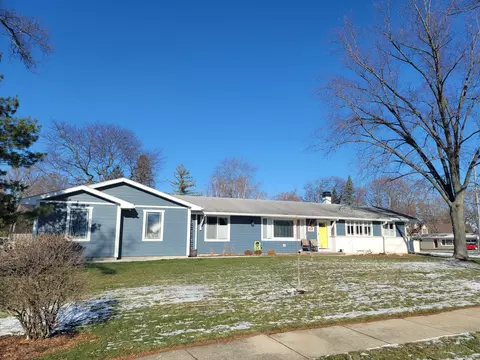 892 E Glencoe St, Palatine, IL 60074