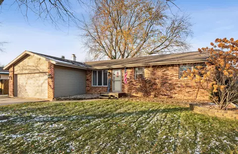 864 Quail Dr, Bradley, IL 60915