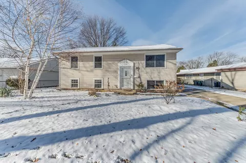 724 Wildwood Ln, Streamwood, IL 60107