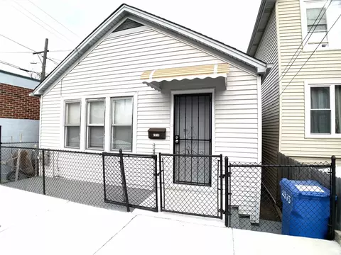 2915 S Keeley St, Chicago, IL 60608