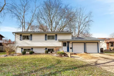 1018 Abbington Dr, Crystal Lake, IL 60014