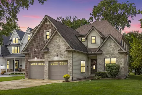 711 N Loomis St, Naperville, IL 60563