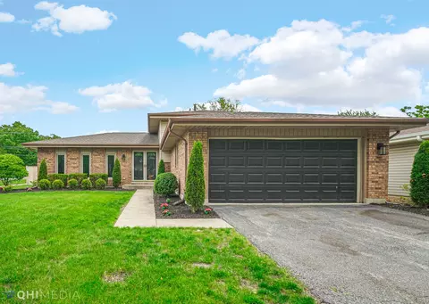 6901 Creekside Rd, Downers Grove, IL 60516