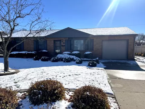 1308 Sunset Dr, Peru, IL 61354