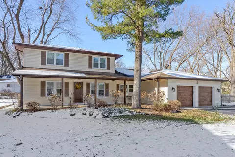 114 Hickory Rd, Oakwood Hills, IL 60013