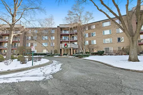 945 E Kenilworth Ave #122, Palatine, IL 60074