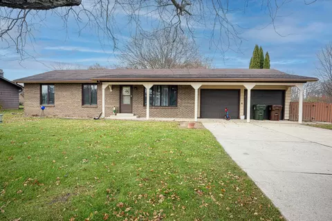 650 Melissa Ln, Saint Anne, IL 60964