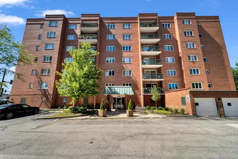 545 S River Rd #504, Des Plaines, IL 60016