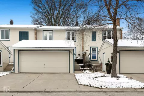 230 Clearbrook Ln, Bloomingdale, IL 60108