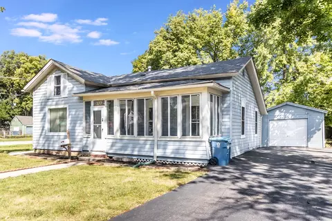 377 Cedar St, Aurora, IL 60506 photo 2