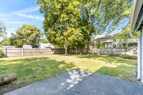 377 Cedar St, Aurora, IL 60506 photo 4