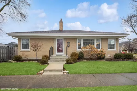 860 S Linden Ave, Elmhurst, IL 60126