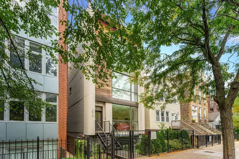 1512 W Chestnut St #1, Chicago, IL 60642