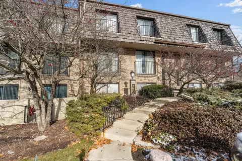 1713 Northfield Sq #B, Northfield, IL 60093