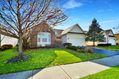 2291 Creekwood Dr, Mundelein, IL 60060