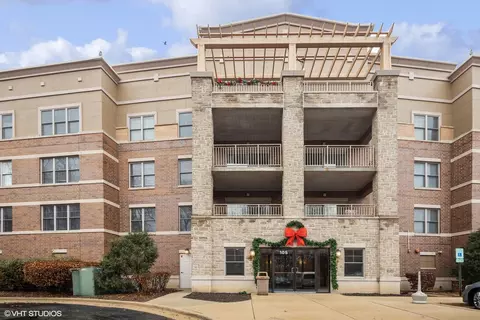 105 Lakeview Dr #202, Bloomingdale, IL 60108