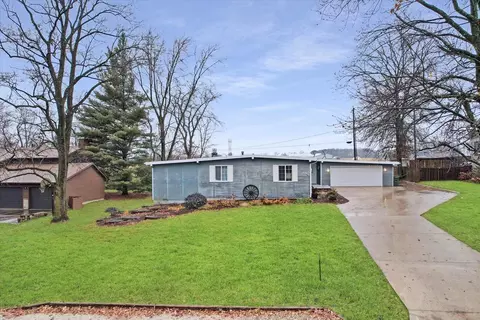 1204 Briarcliff Dr, Mahomet, IL 61853