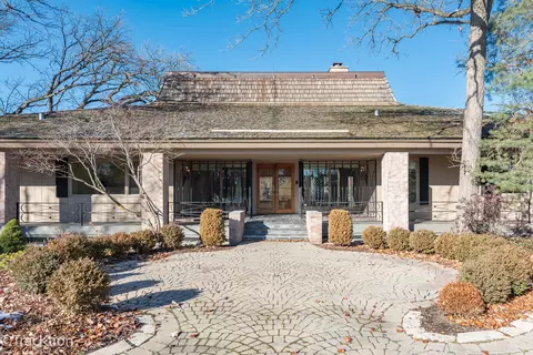 2 Lochinvar Ln, Oak Brook, IL 60523