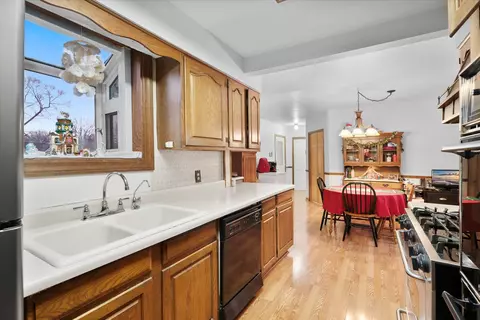 2035 Nimitz Dr, Des Plaines, IL 60018 photo 9