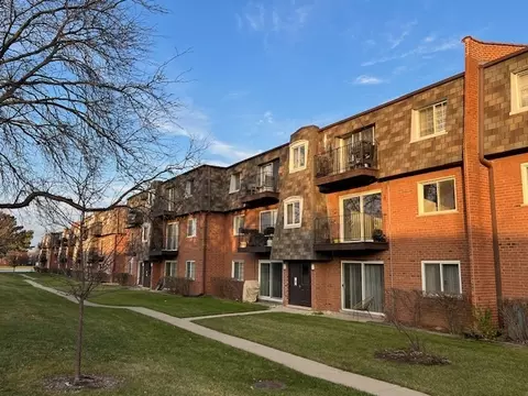 9358 Bay Colony Dr #2S, Des Plaines, IL 60016