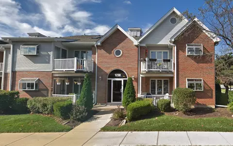 1230 Chalet Rd #204, Naperville, IL 60563