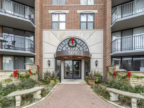 509 Aurora Ave #113, Naperville, IL 60540