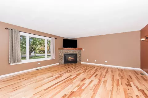 204 Deerhaven Dr, Minooka, IL 60447 photo 2