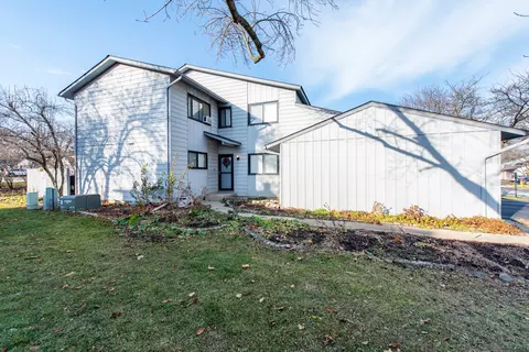 810 Gladstone Dr, Vernon Hills, IL 60061