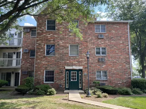 4305 W Shamrock Ln #1A, Mchenry, IL 60050