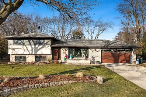 362 63rd St, Willowbrook, IL 60527
