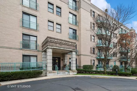 4747 Howard St #302, Skokie, IL 60076