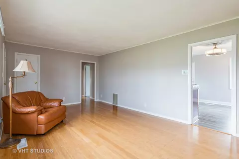 77 E Walnut Ave, Des Plaines, IL 60016 photo 4