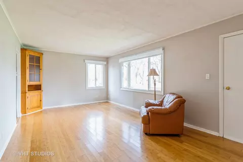 77 E Walnut Ave, Des Plaines, IL 60016 photo 3