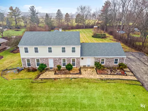 90 Flint Dr, Lake Barrington, IL 60010